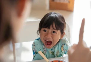 Criança sendo agressiva com a mãe