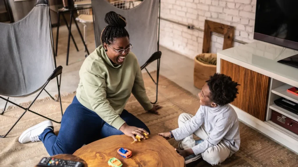 A conexão emocional entre pais e filhos florescem em momentos de descontração ao brincar livre.