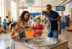 Família sorridente com duas crianças participando de um experimento interativo no Museu Catavento em São Paulo.