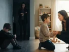 Imagem dividida mostra os efeitos do castigo e os benefícios da disciplina positiva, com uma criança retraída diante de um adulto rígido e, ao lado, uma criança acolhida por um adulto que estabelece limites com empatia.