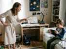 Mãe expressando frustração ao repreender o filho distraído com videogame na cama, com cadernos abertos e livros na escrivaninha ao fundo.